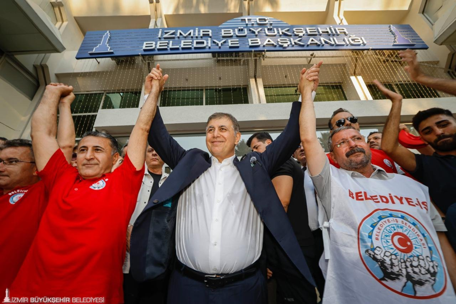 Başkan Tugay müjdeyi verdi: Tüm işçiler geri alınacak